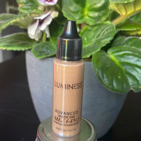 Luminess Advanced Shade 040 Sill 4-in-1 Airbrush Foundation 0.50 fl oz / 14.7 ml - Picture 1 of 1